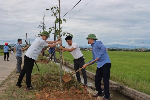 Xã Lâm Trung Thủy Trồng bổ sung 350 cây xanh dọc các tuyến đường trục thôn.